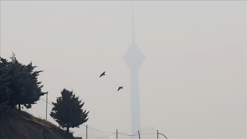 İran'da hava kirliliği ve grip salgını nedeniyle 18 eyalette eğitim uzaktan yapılıyor