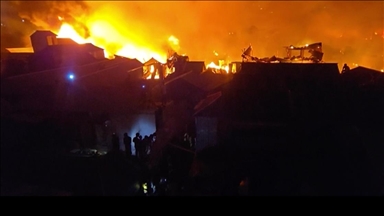 Масовен пожар уништи 1.500 домови во сиромашна населба во Дака