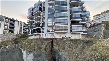 Bartın'da inşaat alanında yaşanan göçüğün ardından yan apartmanın sakinleri tahliye edildi