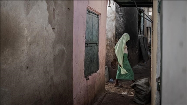 Пукотници кај претседателската палата во Гвинеја-Бисао додека двајца кандидати прогласуваат победа