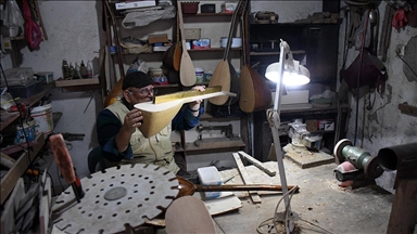 Emekli öğretmen bağlamayı hem çalıyor hem üretiyor