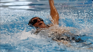 Su kanalında yüzmeyi öğrendi, sırtüstü yarışlarında rakiplerine şans tanımıyor