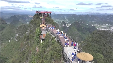 Maja Ruyi e Kinës kombinon infrastrukturën e turizmit ekstrem dhe peizazhet unike natyrore