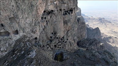 Kayaların içine kurulan 2 bin yıllık "Öksüt Kalesi" zamana direniyor