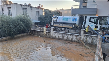 Mersin'de içme suyu borusunun patlaması nedeniyle sokakları su bastı