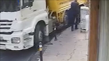 Beyoğlu'nda hafriyat kamyonunun çarptığı demir dubanın fırlayarak iş yerine girmesi kamerada