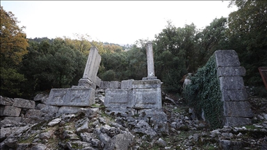 İlk defa kazı çalışması yapılan Termessos'taki iki anıt mezar ayağa kaldırılıyor