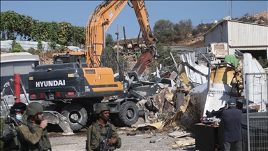 İsrail ordusu, işgal altındaki Batı Şeria'da 20 dükkanı kapsayan 6 ticari tesisi yıktı