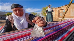Bi tevna ku li baxçeyê xwe daniye va merş û xalîçeyan radiçîne