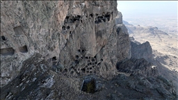 Kayaların içine kurulan 2 bin yıllık "Öksüt Kalesi" zamana direniyor