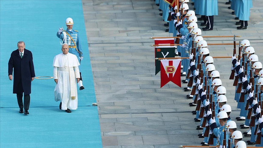 Претседателот Ердоган го пречека папата Лав XIV во Анкара