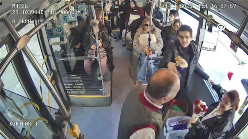 İstanbul'da otobüs şoförü Öğretmenler Günü'nde yolcusu iki öğretmene çiçek hediye etti 