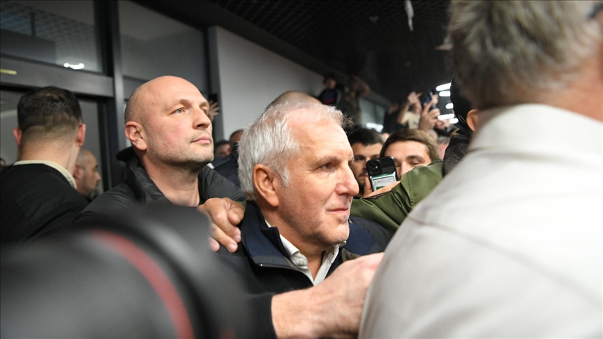 Navijači Partizana dočekali Željka Obradovića na aerodromu u Beogradu, pozvali ga da ostane u klubu