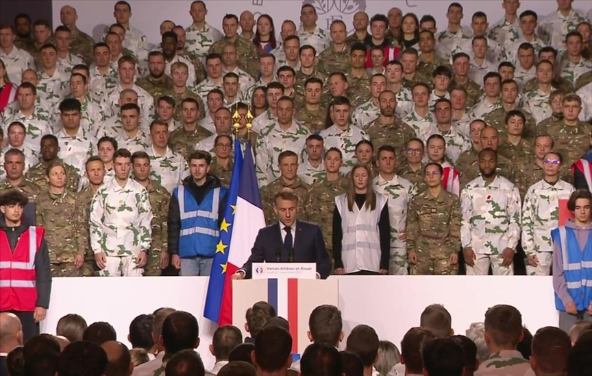 Macron annonce un service national militaire dès 2026
