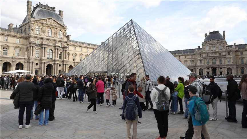 Fransa'da Louvre Müzesi'nin giriş ücretleri AB ve 3 ülke dışındaki ziyaretçiler için 2026'da artacak