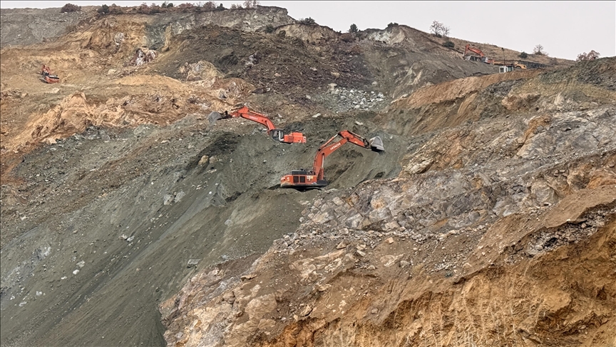 Sivas'ta maden ocağında göçük altında kalan şantiye müdürünü arama çalışmaları sürüyor 