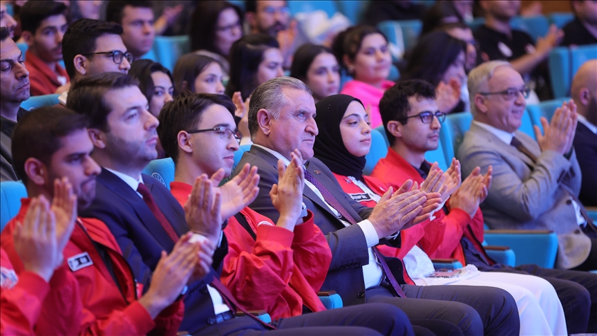 Bakan Bak, GSB Gençlik Merkezleri adına TEKNOFEST final yarışmalarına katılan gençlerle buluştu