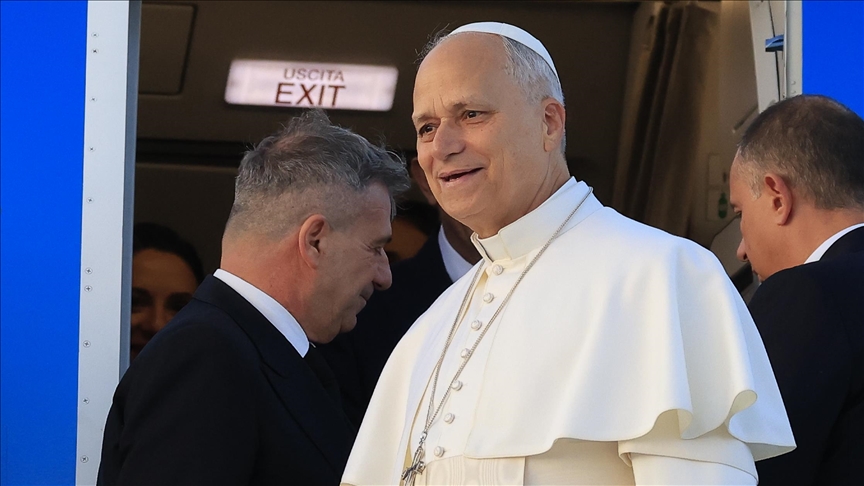 البابا ليو الرابع عشر يغادر روما متجها إلى أنقرة
