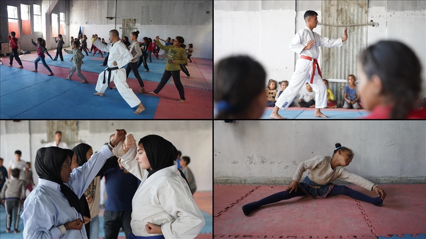 Gazze\'de çocuklar, İsrail\'in saldırılarıyla yanan spor kulübünde, travmayı atmaya çalışıyor