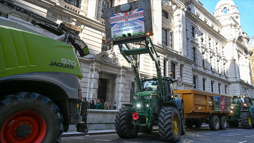 Британските земјоделци со трактори протестираа во Лондон против даночните промени