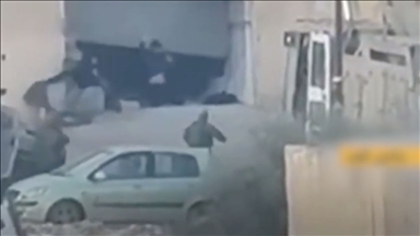 İsrail güçleri Batı Şeria'da ellerini havaya kaldırarak teslim olan 2 Filistinliyi infaz etti