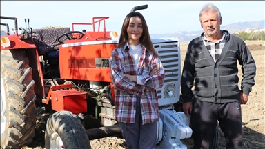 İş kazası geçiren çiftçi babanın en büyük destekçisi kızı oldu
