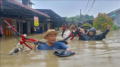 Indonezi: Përmbytjet e mëdha dhe rrëshqitjet e tokës në Sumatrën e Veriut lënë 43 të vdekur dhe dhjetëra të zhdukur