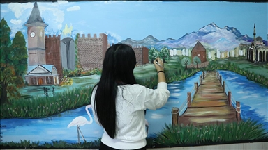 Lise öğrencileri okul koridorlarını çizdikleri resimlerle sanat sokağına çevirdi