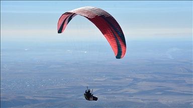 Hezjêkerên paraşûta palê li perê esmanên Çiyayê Cûdiyê xwe berdan xwarê