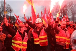 Nationalisation d’ArcelorMittal : les sidérurgistes manifestent à Paris pour appuyer la proposition de LFI