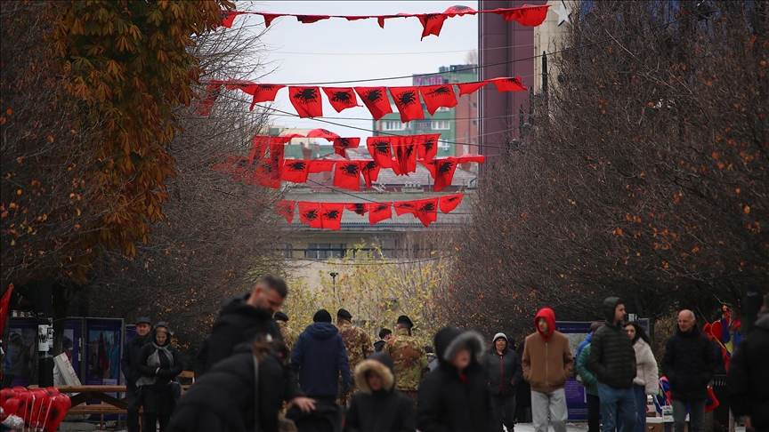 Kosova e stolisur "kuq e zi" për 28 Nëntorin