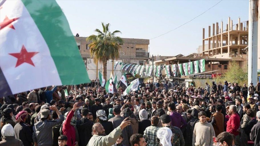 مئات آلاف السوريين في الساحات لرفض التقسيم ودعم الوحدة 