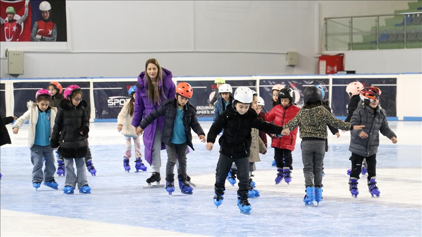 Erzurum'da ilkokul öğrencileri, buz üzerinde yeteneklerini keşfediyor