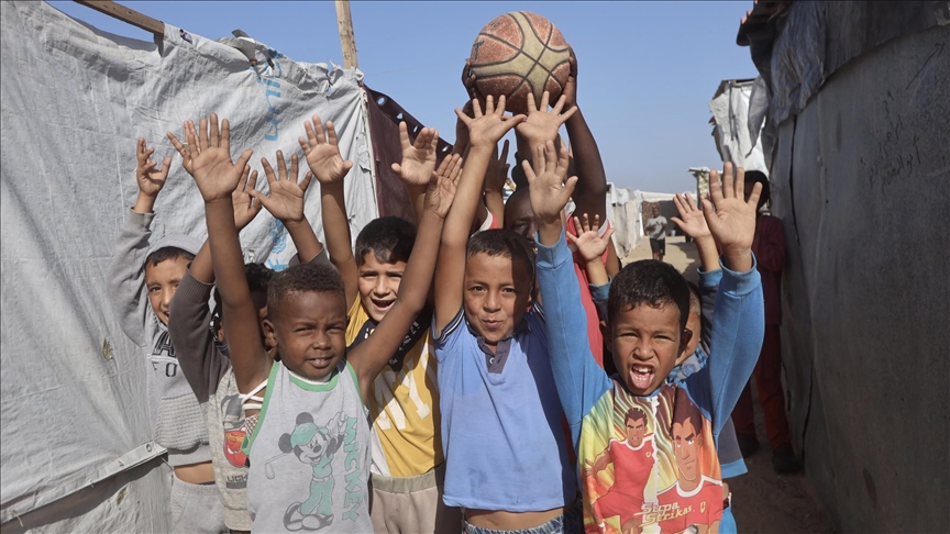وسط دمار غزة.. أطفال يهربون من قسوة النزوح إلى "كرة السلة" (تقرير)