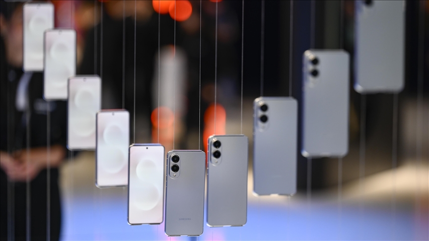 France : Macron souhaite interdire les téléphones portables au lycée et fixer la majorité numérique à 15 ans