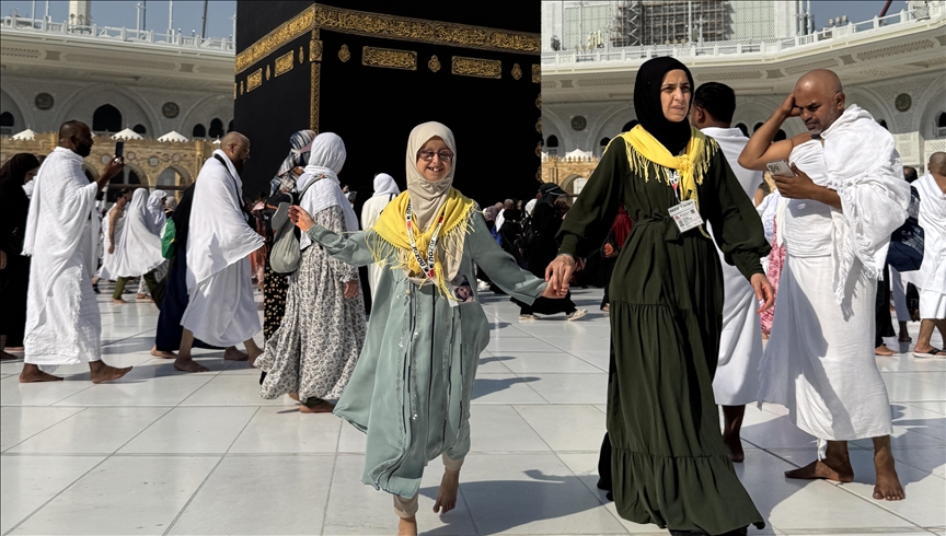 Nadir görülen gen hastası Esma, Kabe hayaline kavuştu