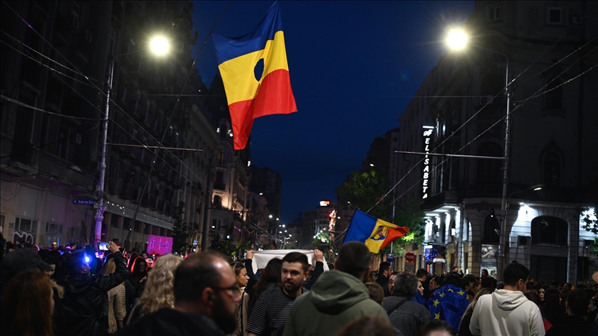 Roumanie : le ministre de la Défense démissionne après "une erreur" sur son CV