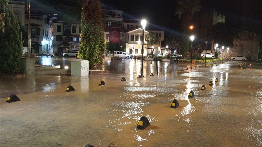 Çeşme\'de sağanak hayatı olumsuz etkiledi