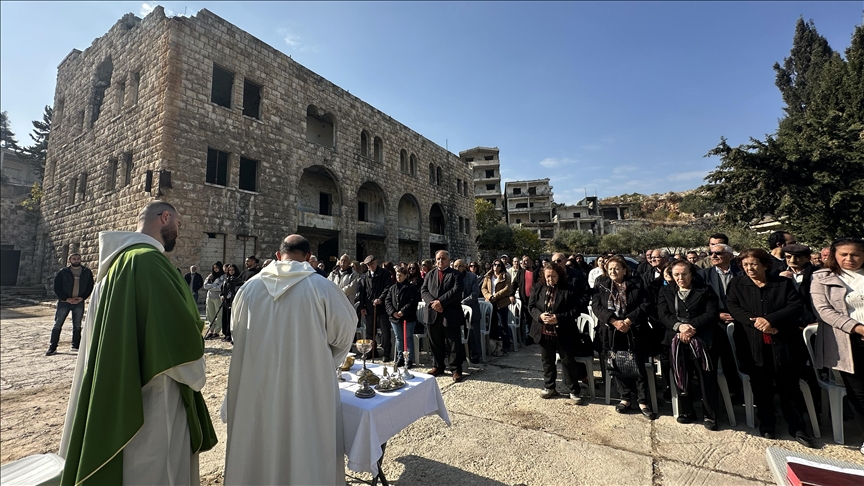 Suriye\'nin İdlib ilinde Hristiyan aileler 14 yıl sonra köylerindeki kilisede ilk kez ibadet etti