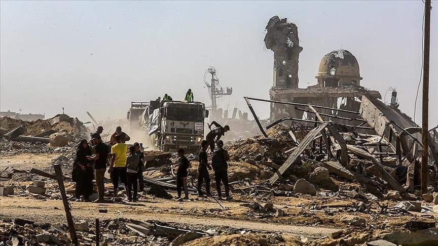 Gaza, fëmijët e zhvendosur në kamp e shndërrojnë rrugën me rërë në fushë basketbolli të improvizuar