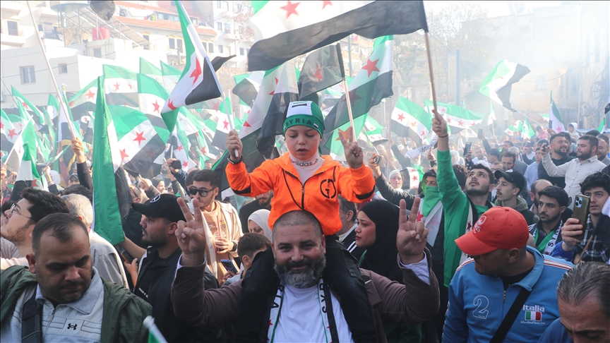 Suriye'de rejiminin devrildiği "Düşmanı Caydırma Operasyonu"nun yıl dönümünde kutlama gösterileri düzenlendi