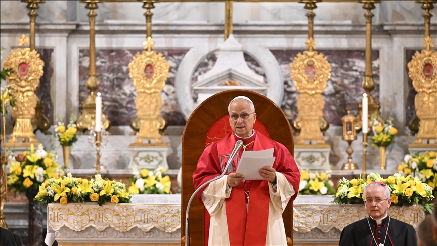 رئيس دولة الفاتيكان يلقي كلمة بكنيسة في إسطنبول
