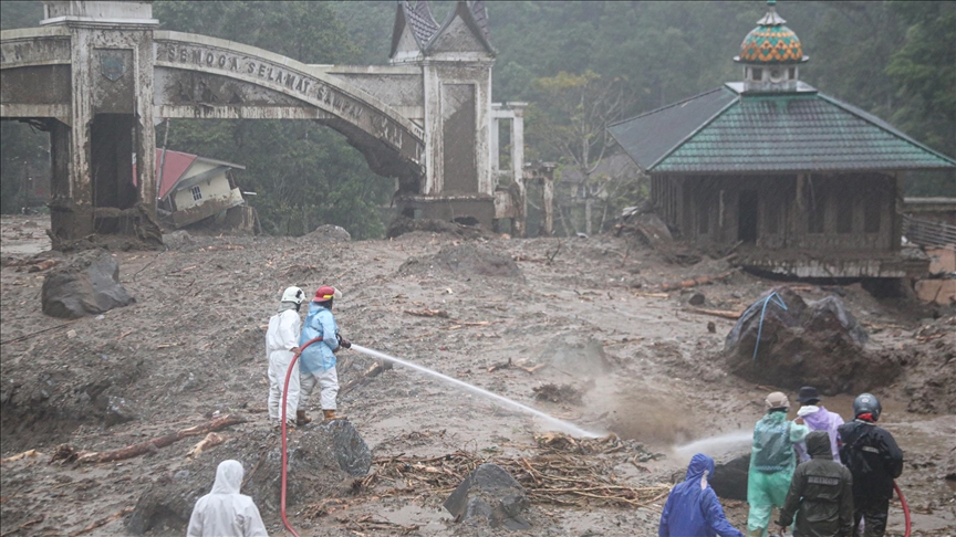 79 قتيلا ومئة مفقود جراء السيول والانهيارات الأرضية في سومطرة