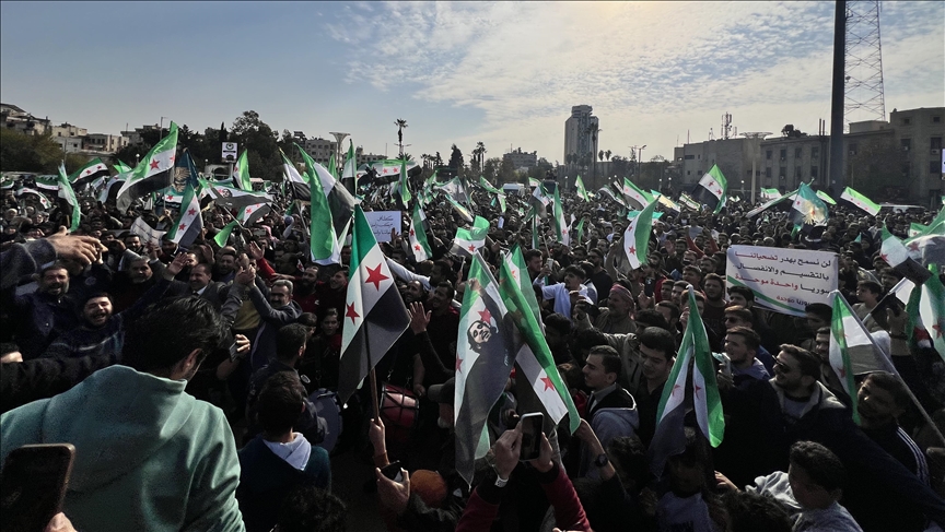 Низ Сирија одбележана првата годишнина од почетокот на операцијата за соборување на режимот на Асад