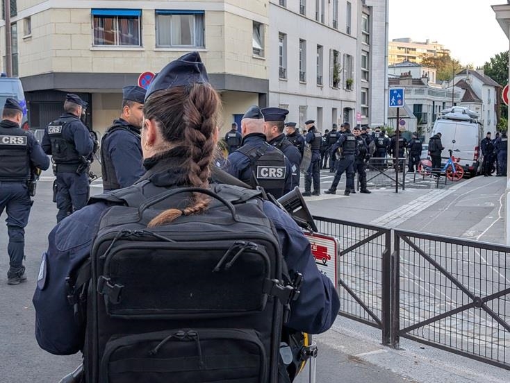 France : Des policiers posent avec une banderole féministe saisie, mais à l’envers