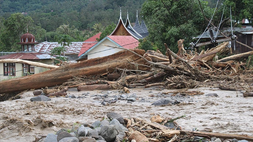 Индонезија: 174 мртви, речиси 80 исчезнати поради поплави и свлечишта на индонезискиот остров Суматра