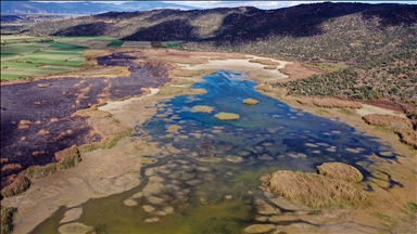 Azap Gölü'nde kuraklık nedeniyle sular çekildi
