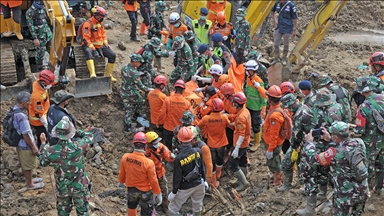 Endonezya'da şiddetli yağışların yol açtığı afetlerde ölenlerin sayısı 79'a yükseldi
