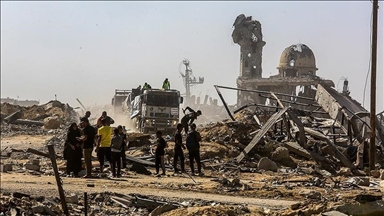 Gaza, fëmijët e zhvendosur në kamp e shndërrojnë rrugën me rërë në fushë basketbolli të improvizuar