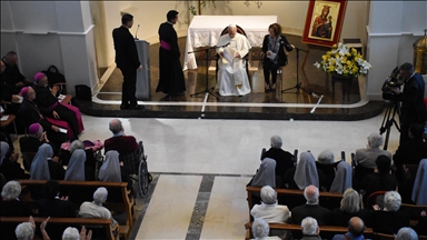 البابا ليو الرابع عشر يزور دارا لرعاية المسنين في إسطنبول